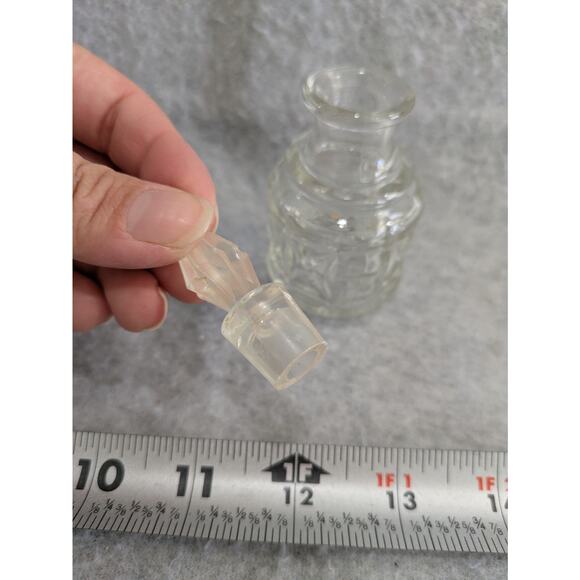 Set Of 2 Vintage Mid Century Clear Glass Bottle Salt Pepper Shaker Lid Stopper - Picture 15 of 15